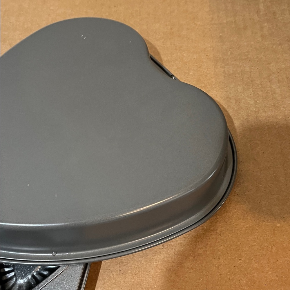Heart-Shaped Bakeware Set - Picture 4 of 8